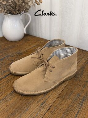 Clarks Originals Desert Boots in Tan Suede – Size 8.5